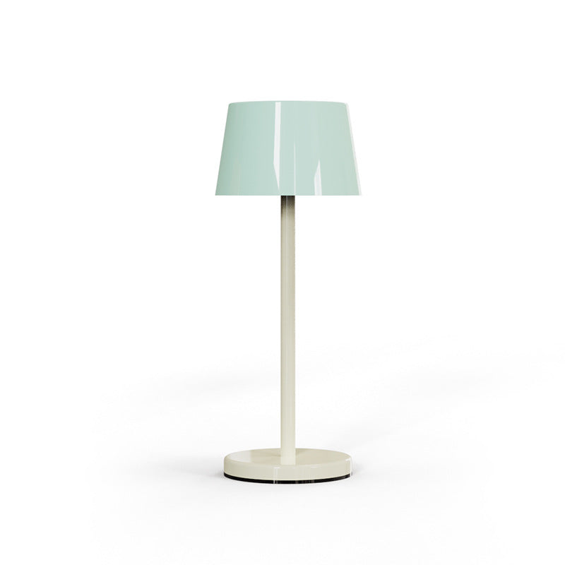 Lámpara de mesa Iris LED recargable, mostrando su tamaño y proporción