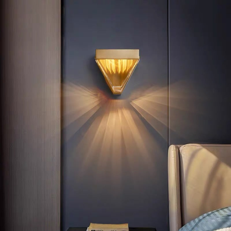 Aplique de pared Fleur de cristal y cobre, en un salón elegante