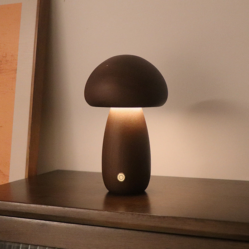 Lámpara de mesa Kinoko con forma de seta, en madera, en un ambiente residencial acogedor