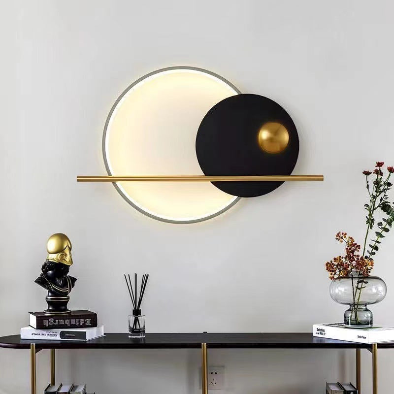Aplique de pared Mira de hierro y acrílico, en un salón elegante