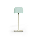 Lámpara de mesa Iris LED recargable, en un ambiente residencial acogedor