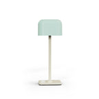 Lámpara de mesa Iris LED recargable, en un ambiente residencial acogedor