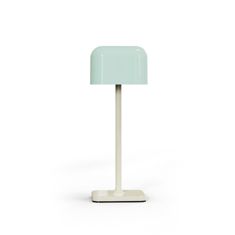 Lámpara de mesa Iris LED recargable, en un ambiente residencial acogedor