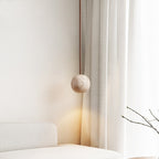 Lámpara colgante Petit de estilo retro, encendida creando luz cálida