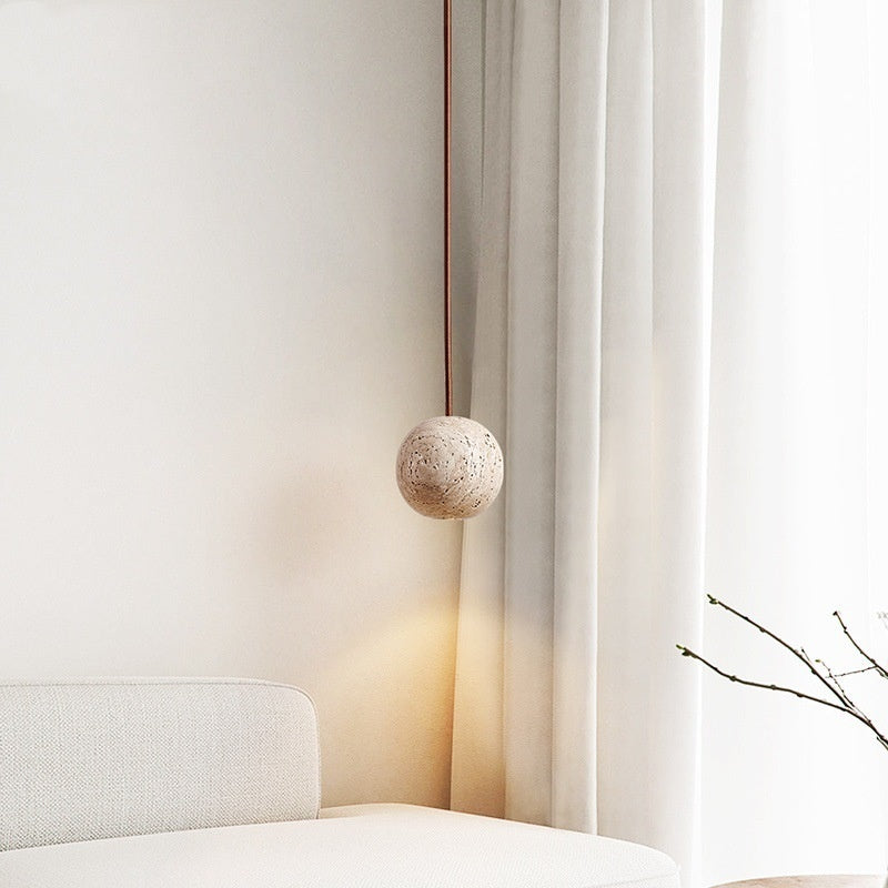 Lámpara colgante Petit de estilo retro, encendida creando luz cálida
