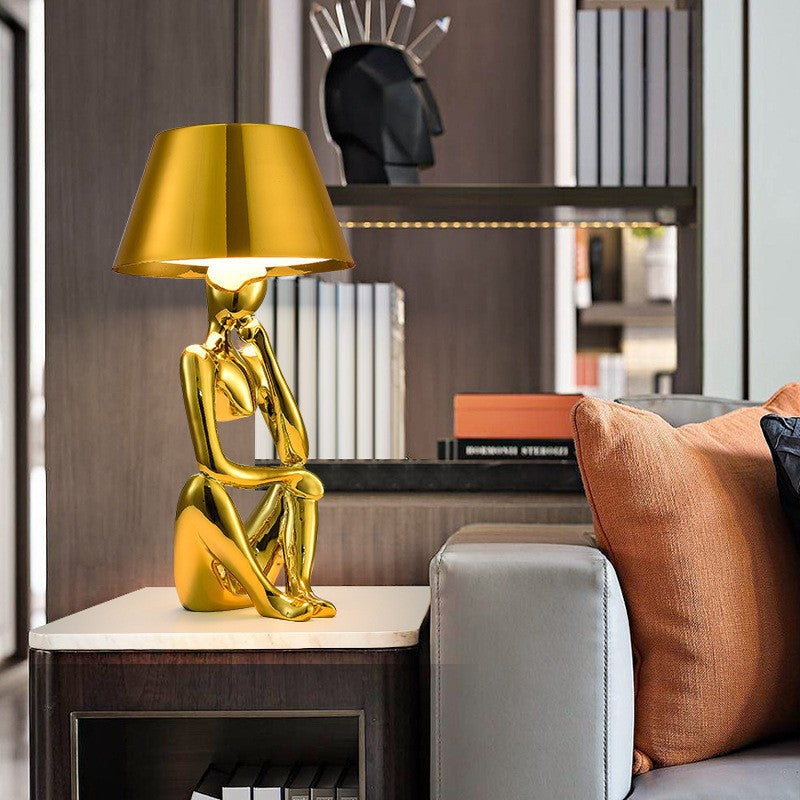 Lámpara de mesa Faro recargable, en un ambiente residencial acogedor