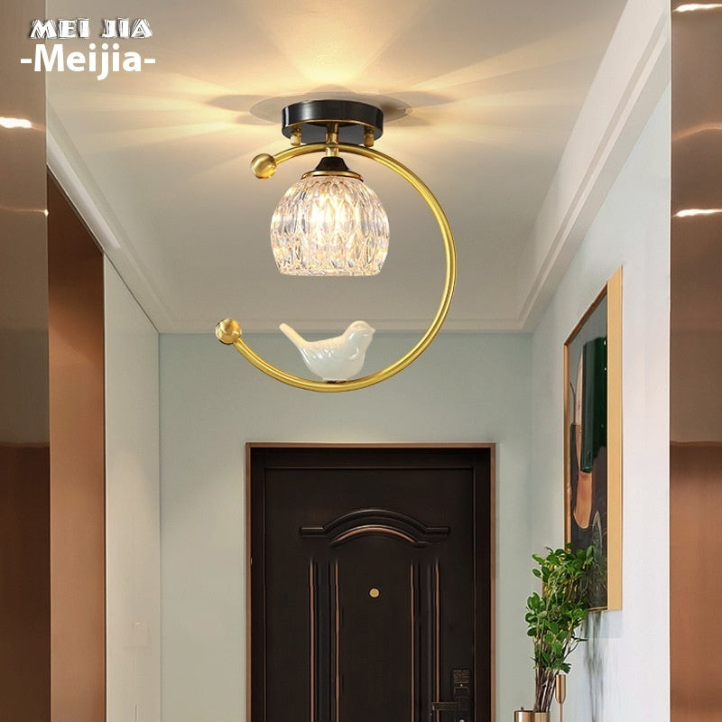 Lámpara de techo Aurum de cobre, en un salón elegante