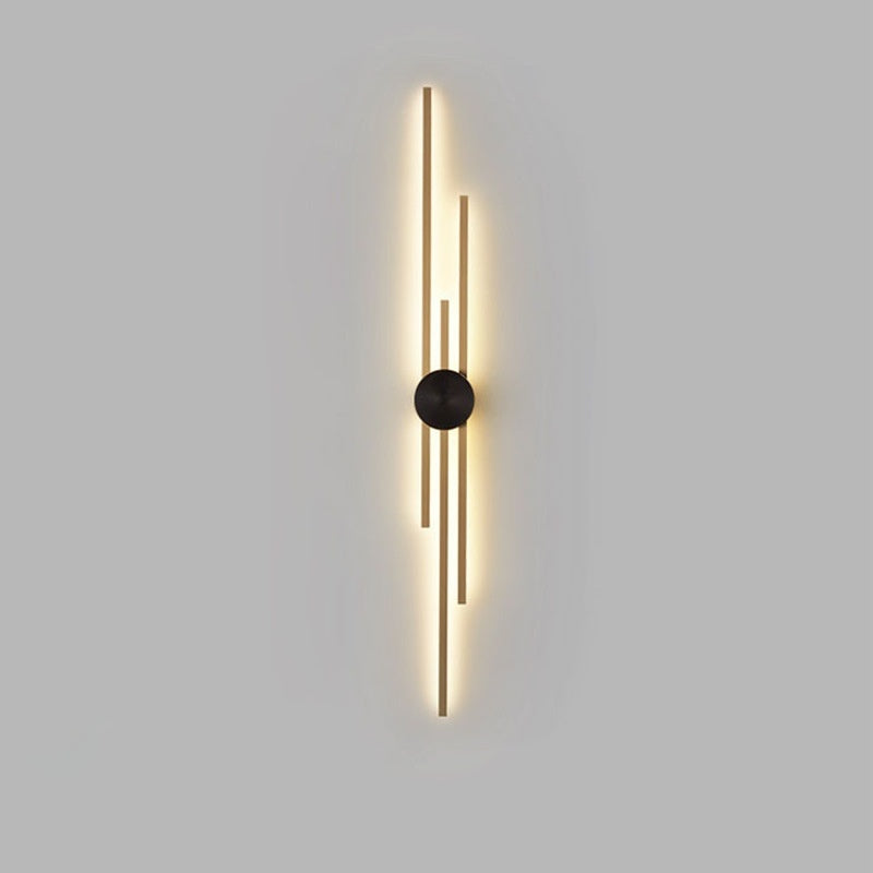 Aplique de pared Sena de cobre lineal, encendido creando luz cálida