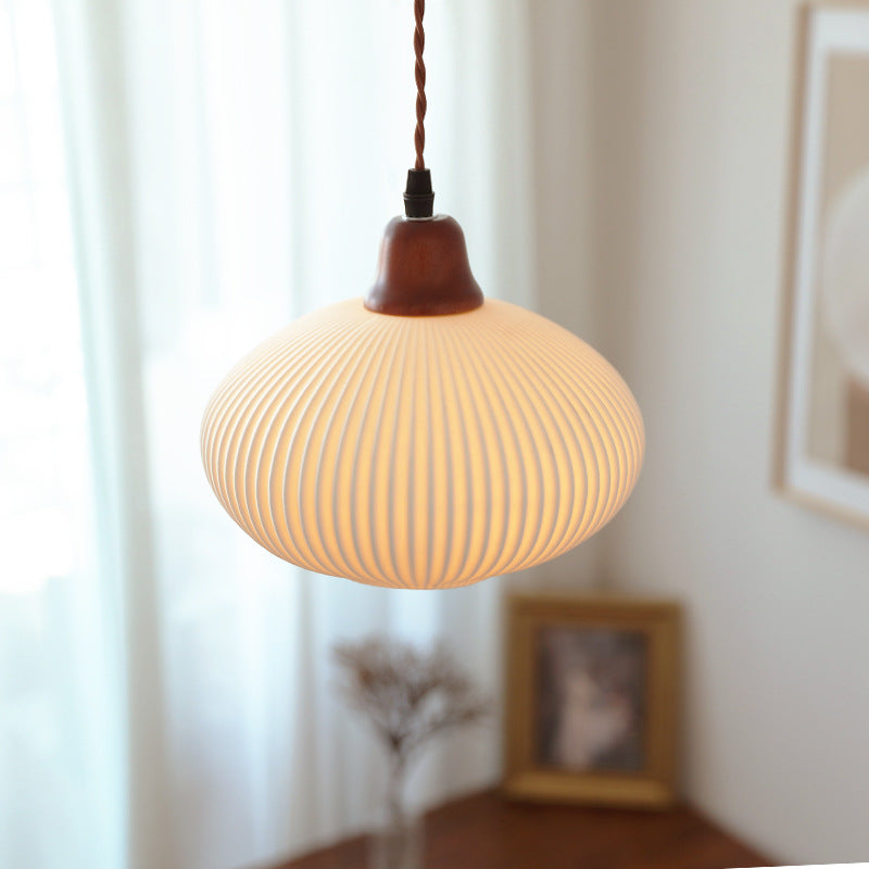 Lámpara colgante Haru de madera vintage, encendida creando luz cálida
