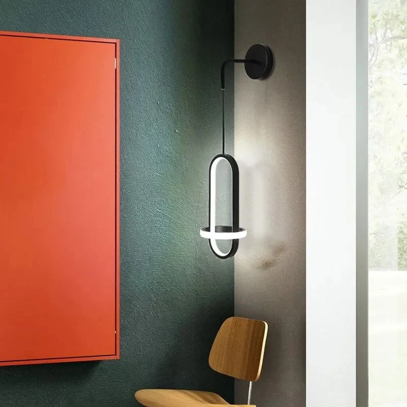 Aplique de pared Eira de hierro, en un ambiente residencial acogedor
