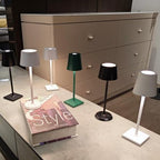 Lámpara de mesa Iris LED recargable, en un salón elegante