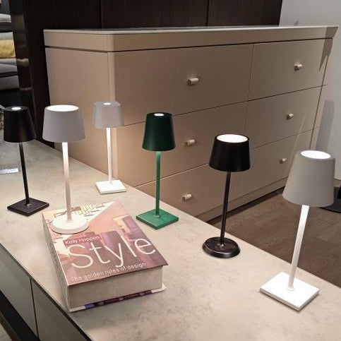Lámpara de mesa Iris LED recargable, en un salón elegante