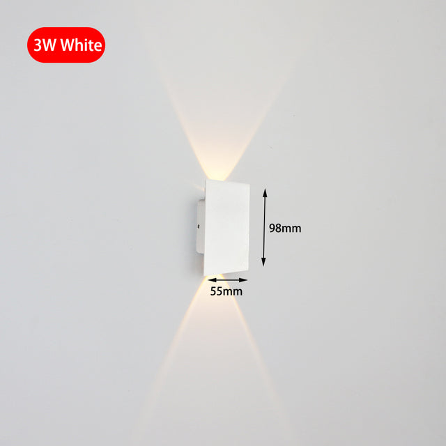 Aplique de pared Nara de aluminio con luz cálida japandi, vista lateral del diseño